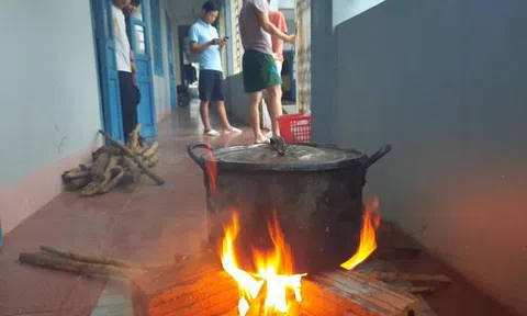 Ấm lòng bữa cơm của cô, thầy nấu cho học trò giữa vùng lũ dữ